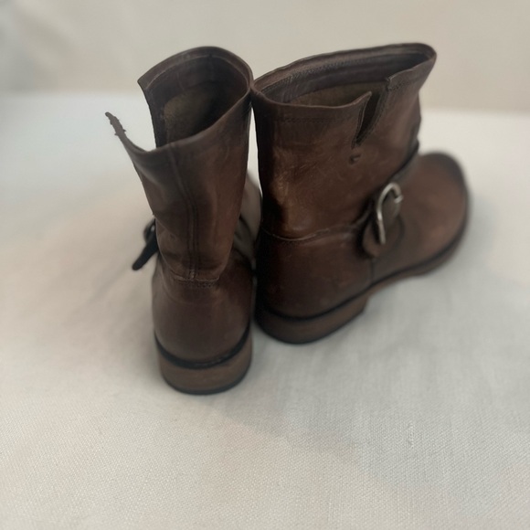 Frye Veronica Short Booties | Saddle Brown Leather | Distressed | 7.5 - Picture 5 of 10